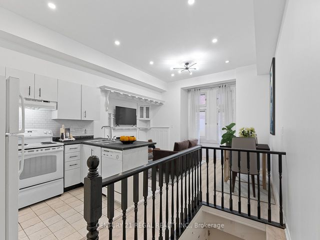 3 - 228 St George St E