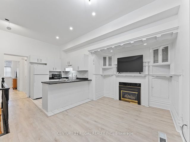 3 - 228 St George St E