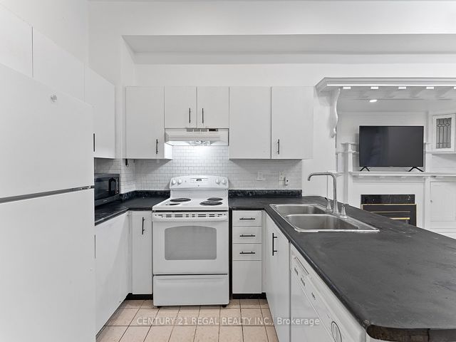 3 - 228 St George St E