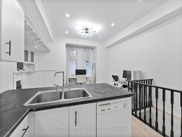 3 - 228 St George St E