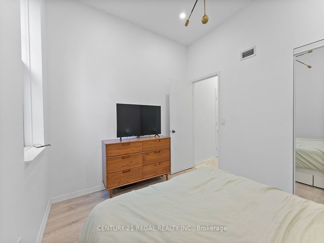 3 - 228 St George St E