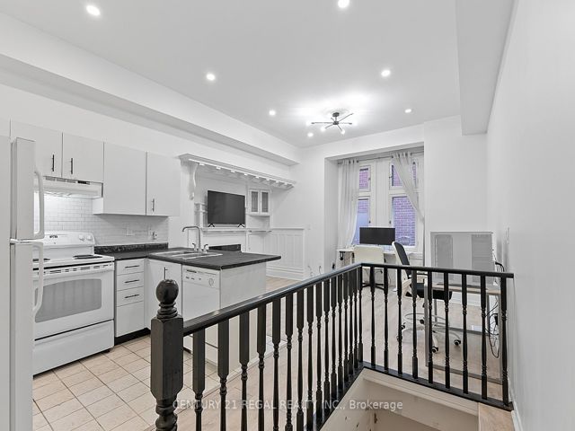 3 - 228 St George St E