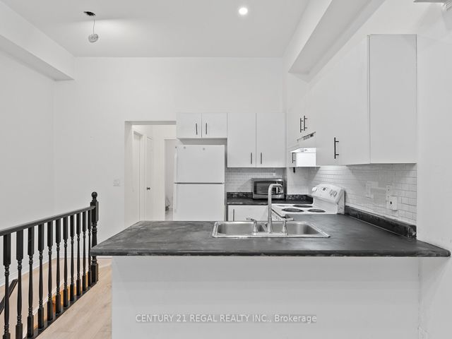 3 - 228 St George St E