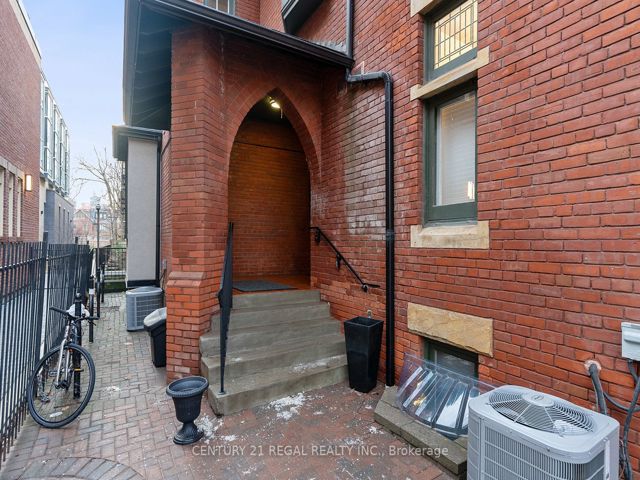 3 - 228 St George St E