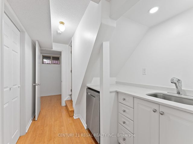3 - 228 St George St E