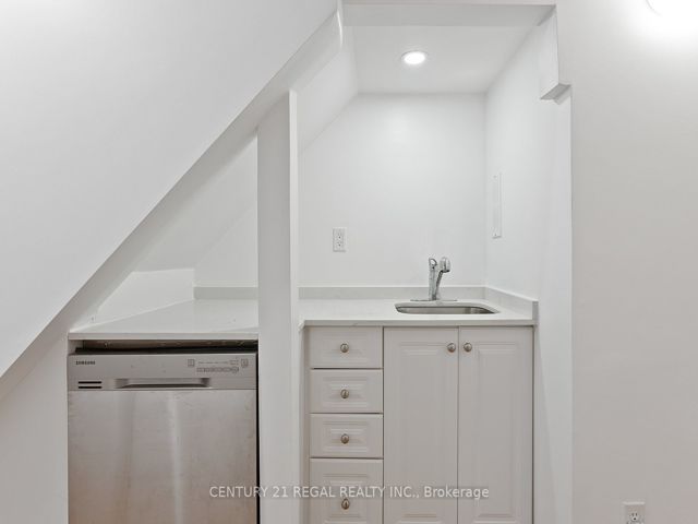 3 - 228 St George St E