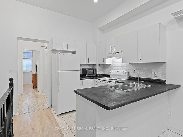 3 - 228 St George St E