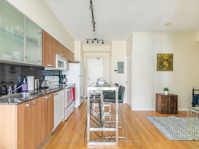 3609 - 38 Grenville St