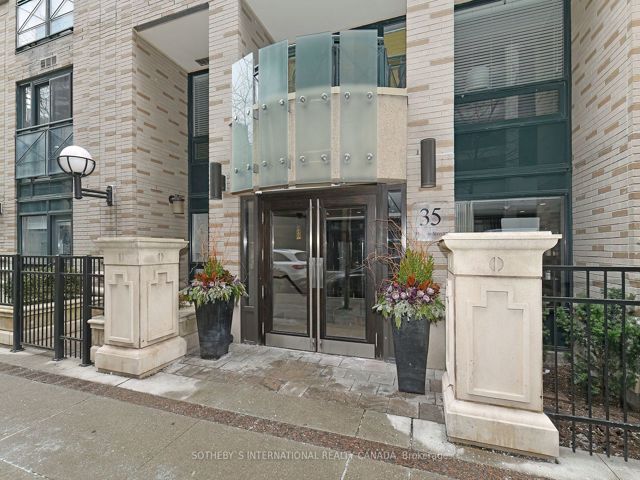 907 - 35 Hayden St