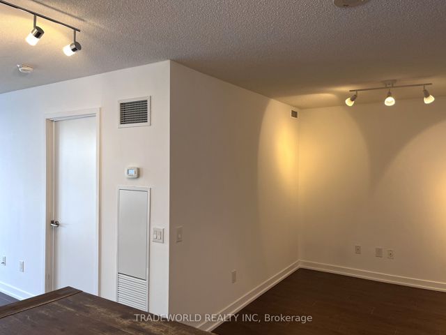 1810 - 121 Mcmahon Dr