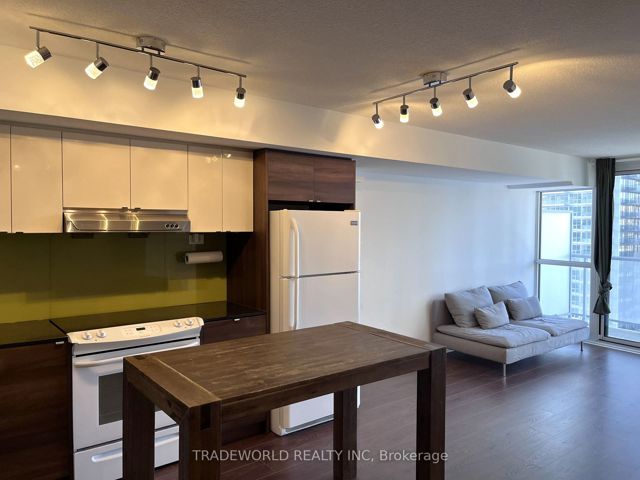 1810 - 121 Mcmahon Dr