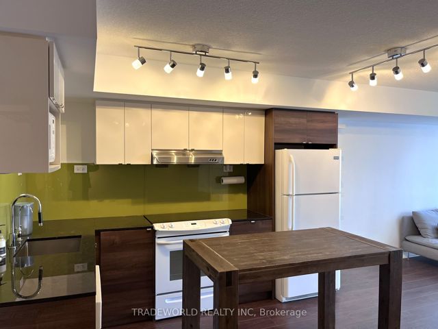 1810 - 121 Mcmahon Dr