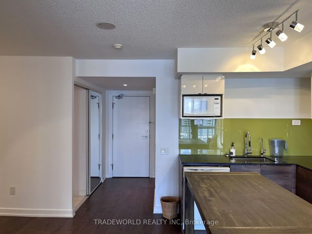 1810 - 121 Mcmahon Dr