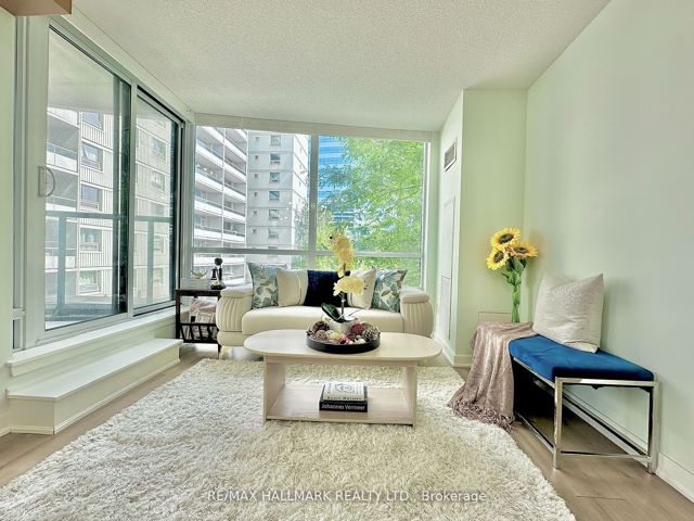 207 - 5740 Yonge St