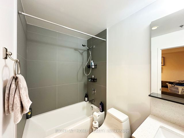 519 - 20 Gladstone Ave
