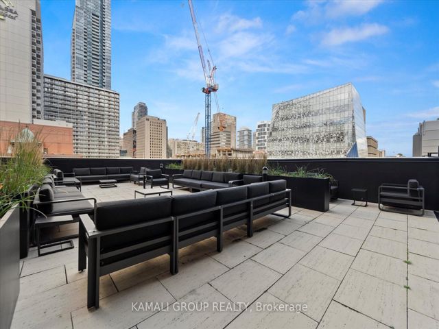 904 - 20 Edward St