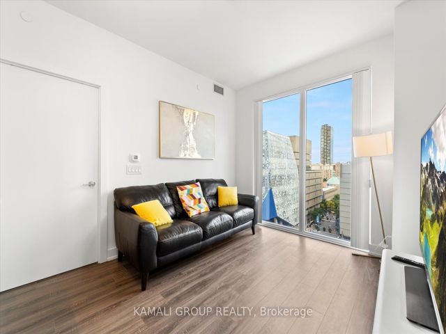 904 - 20 Edward St