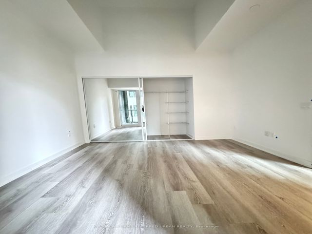 605 - 234 Simcoe St