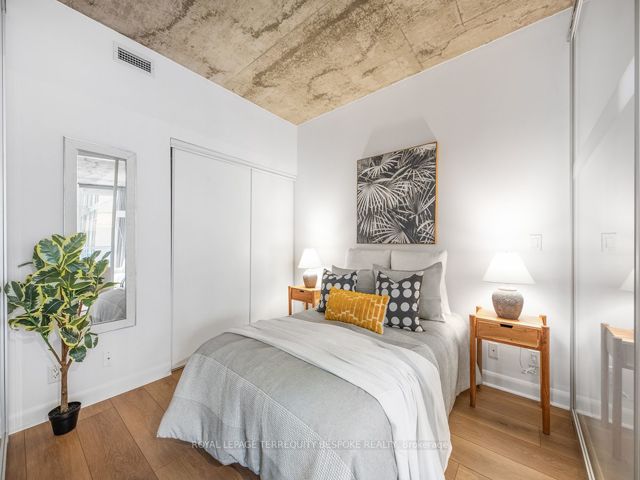 202 - 478 King St W