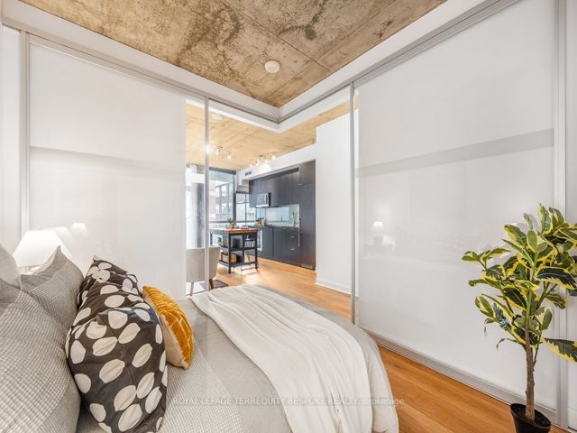 202 - 478 King St W