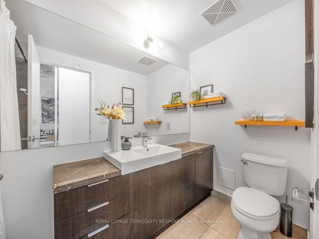 202 - 478 King St W