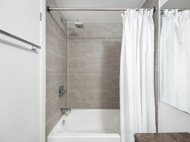 202 - 478 King St W