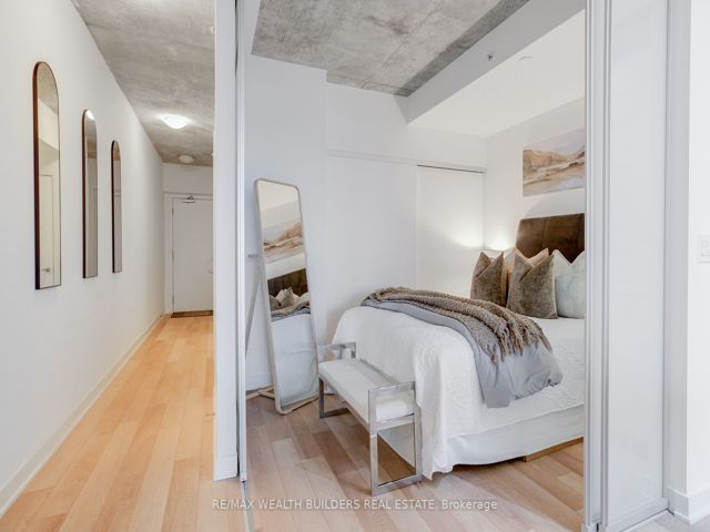 1706 - 210 Simcoe St