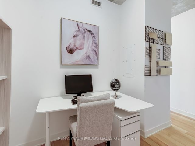 1706 - 210 Simcoe St