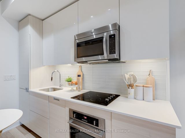 1706 - 210 Simcoe St
