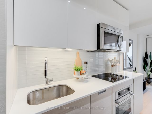 1706 - 210 Simcoe St