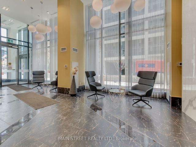 201 - 60 Princess St
