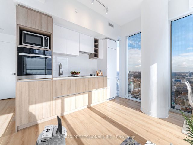 2615 - 319 Jarvis St
