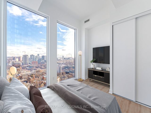 2615 - 319 Jarvis St