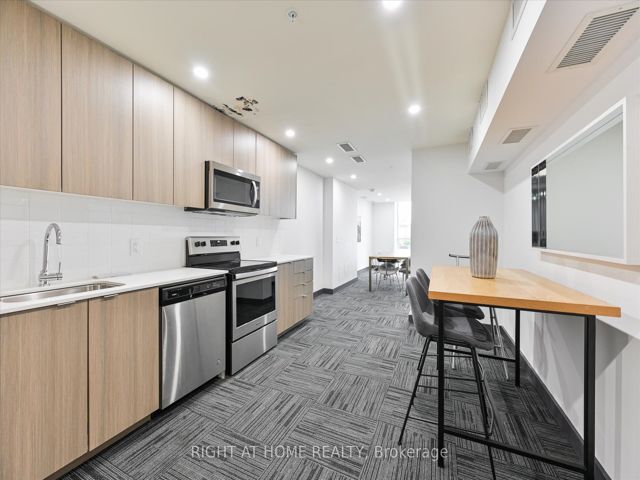 312 - 3237 Bayview Ave