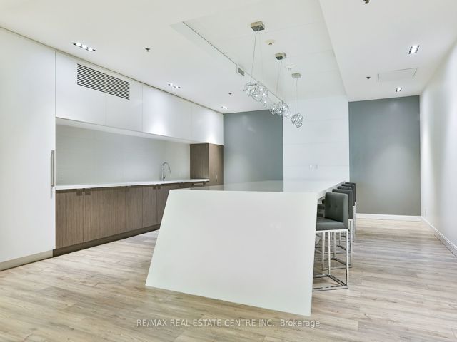 5209 - 181 Dundas st E St