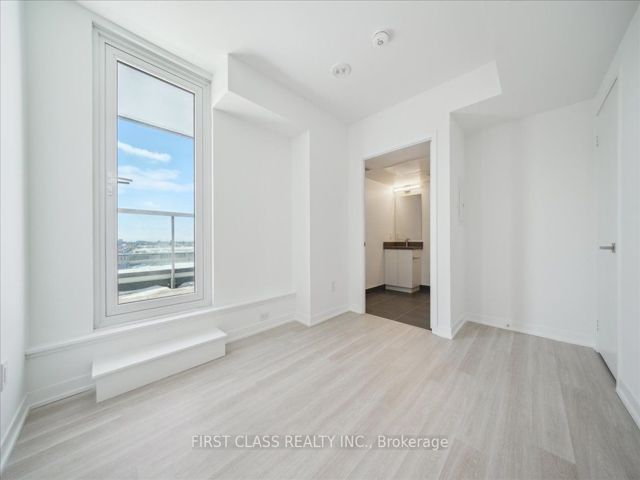 922 - 500 Wilson Ave