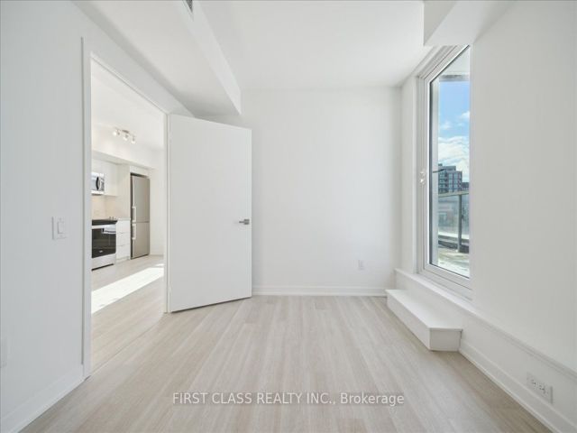 922 - 500 Wilson Ave