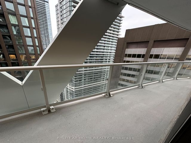 2812 - 230 Simcoe St