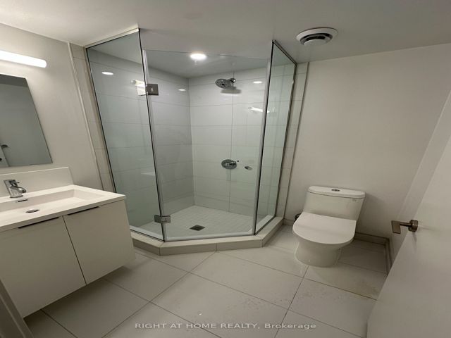 2812 - 230 Simcoe St
