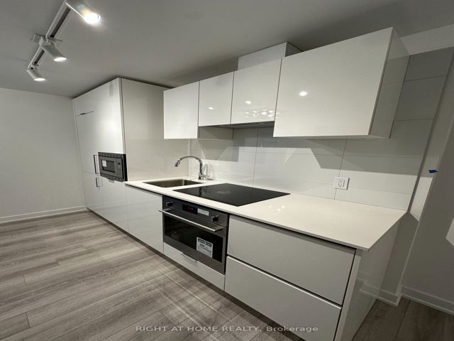 2812 - 230 Simcoe St
