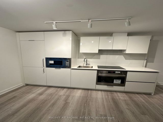 2812 - 230 Simcoe St