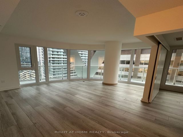 2812 - 230 Simcoe St