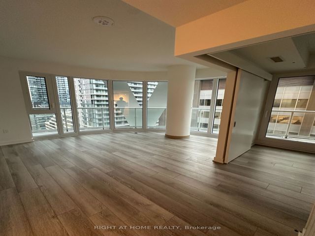 2812 - 230 Simcoe St
