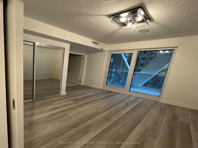 2812 - 230 Simcoe St