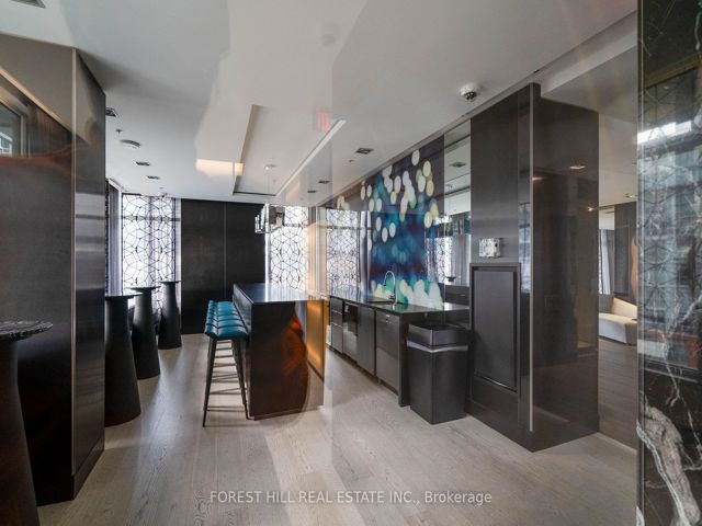 318 - 199 Richmond St W