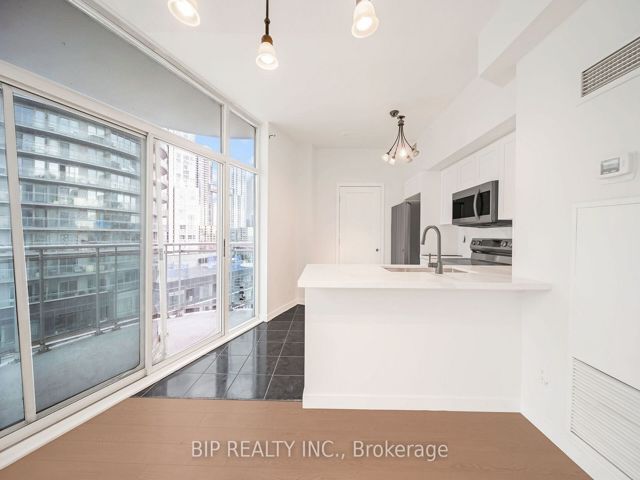 SPH16 - 600 Queens Quay W
