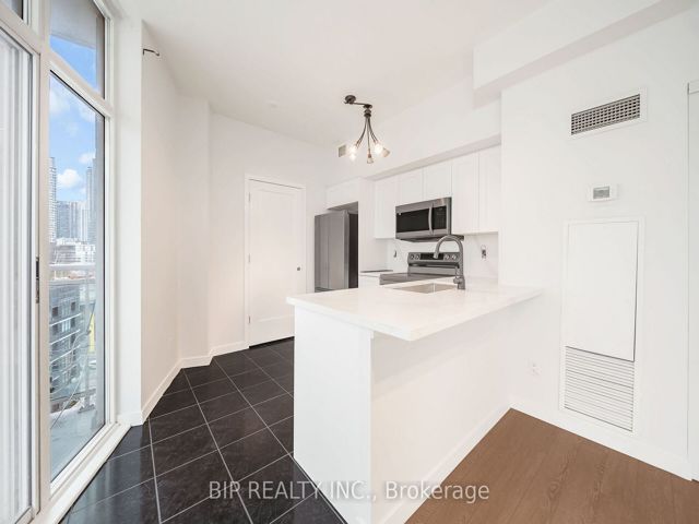SPH16 - 600 Queens Quay W