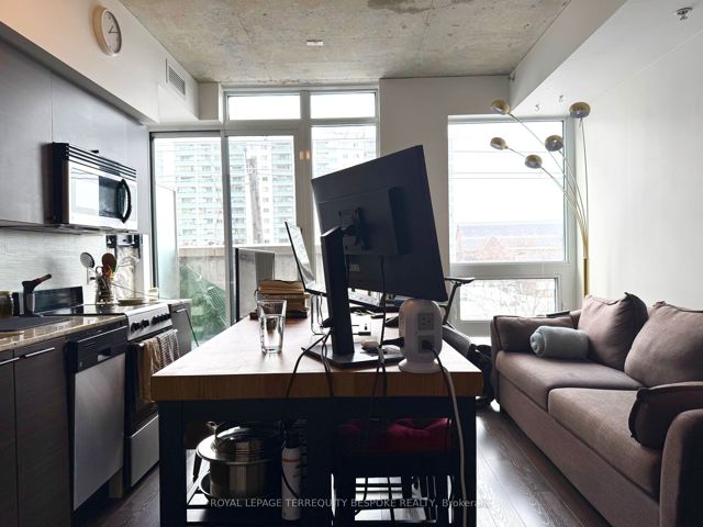 409 - 707 Dovercourt Ave