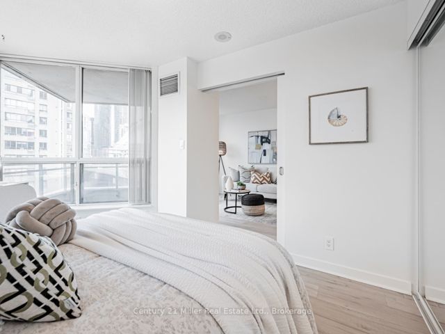 628 - 230 Queens Quay W
