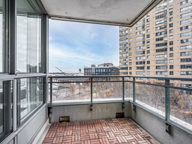 628 - 230 Queens Quay W